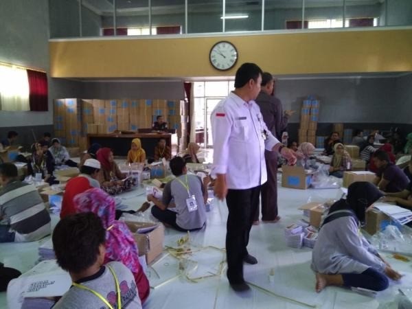 Bawaslu Cilacap Awasi Langsung Proses Lipat dan Sortir Surat Suara Pemilu 2019