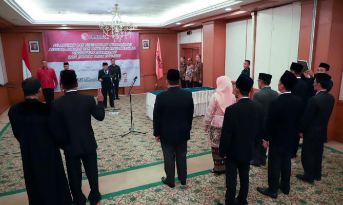 Abhan Lantik Delapan Anggota Bawaslu dan Panwaslih Kabupaten/Kota PAW