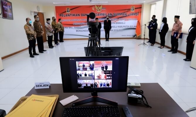 Abhan Lantik Enam Pimpinan Bawaslu Provinsi/Kabupaten Kota secara Daring