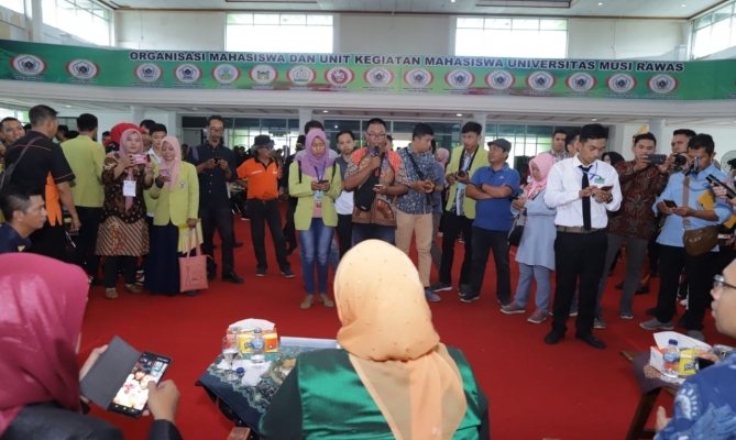 Dewi Ajak Mahasiswa Unmura Tak Jadi Pemilih Pragmatis