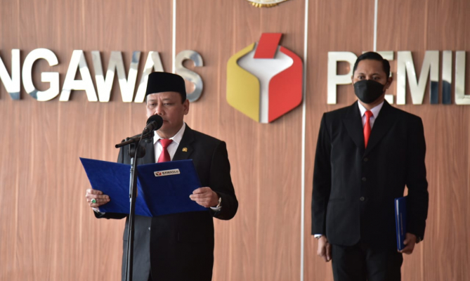 Lantik Delapan Anggota PAW Kabupaten/Kota, Abhan Imbau Jaga Integritas