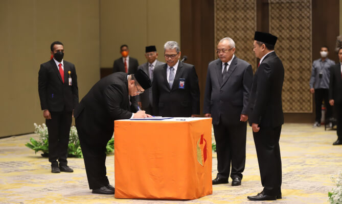 Sambut Pemilu 2024, Ketua Bawaslu Lantik Sekjen baru