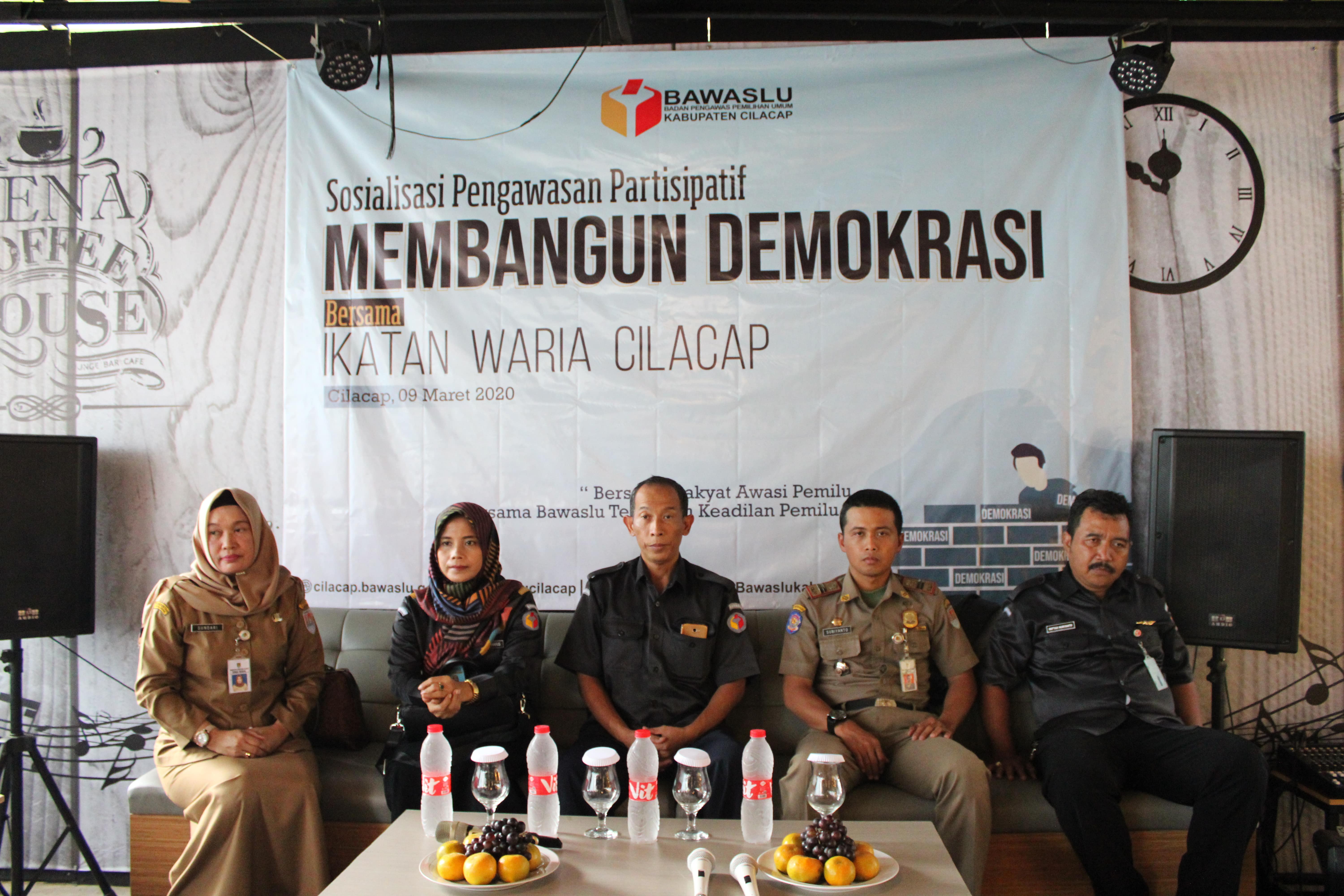 Sosialisasi Pegawasan Partisipatif Membangun Demokrasi Bersama Ikatan Waria Cilacap (IWACI)