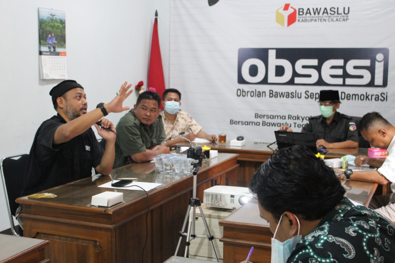 DISKUSI DEMOKRASI PEMILU DAN PENGAWASAN PARTISIPATIF BERSAMA PENGGIAT MEDIA SOSIAL