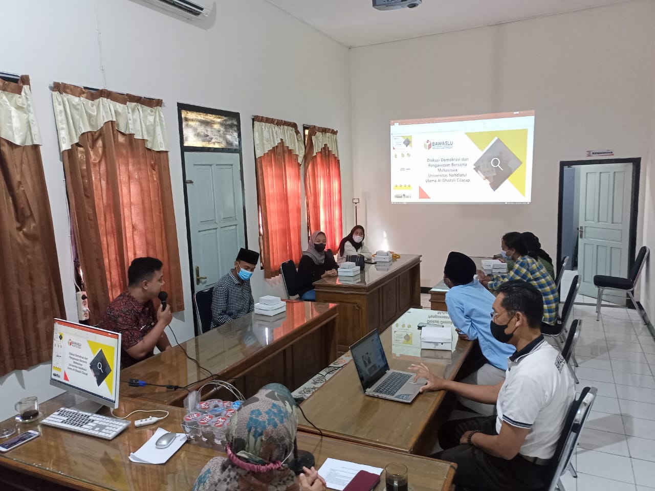 Diskusi Demokrasi dan Pengawasan Partisipatif Bersama Mahasiswa Universitas Nahdlotul Ulama Imam Ghozali (UNUGHA) Cilacap