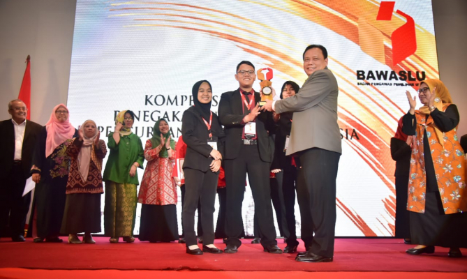 Universitas Andalas Juarai Kompetisi Debat Penegakan Hukum Pemilu
