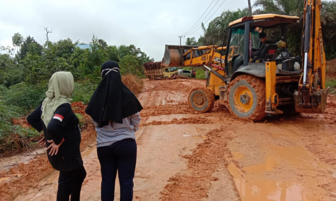 Verfak Calon Perseorangan, Panwascam Muara Bengkal Terjebak Tiga Jam di Perkebunan Sawit