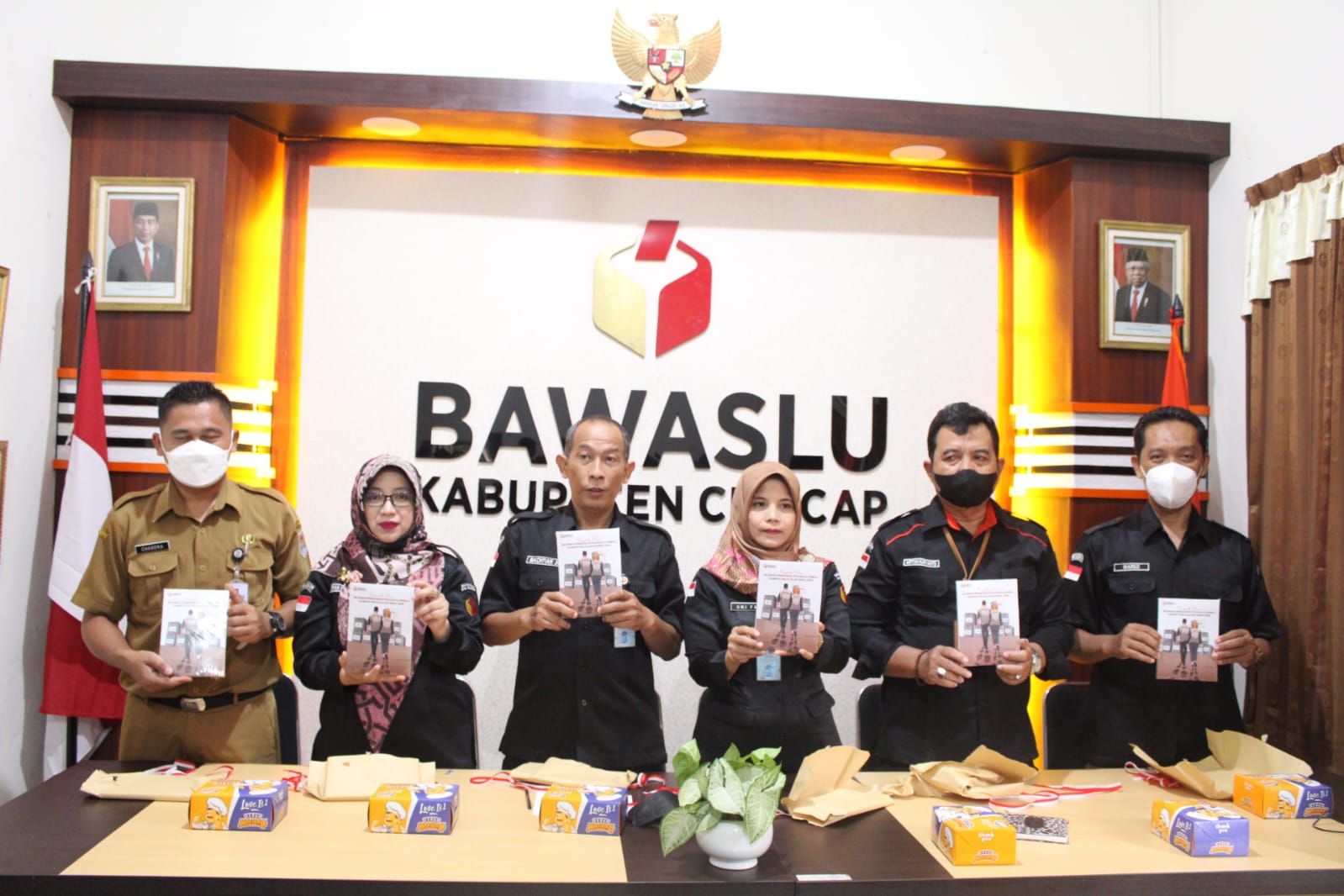 Launching buku sejarah pengawas pemilu dengan judul " Napak Tilas Sejarah Pengawas Pilkada dan Pemilu Kabupaten Cilacap 2004 - 2019