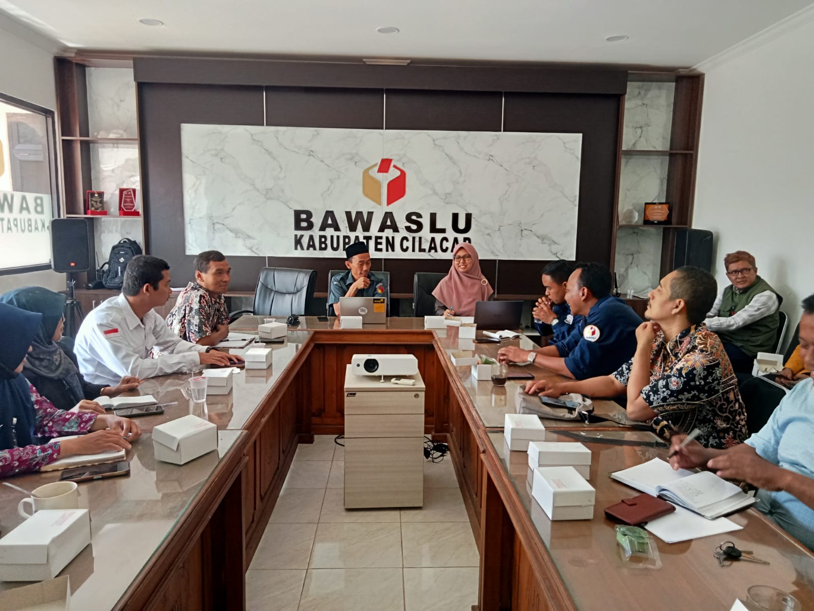 Rapat Penyusunan Kajian Hukum Perbawaslu/Non Perbawaslu dengan tema Penguatan Hukum bagi Pengawas Pemilu tentang Teknis Pemungutan dan Penghitungan Suara dalam Tahapan Pemilihan Umum Tahun 2024