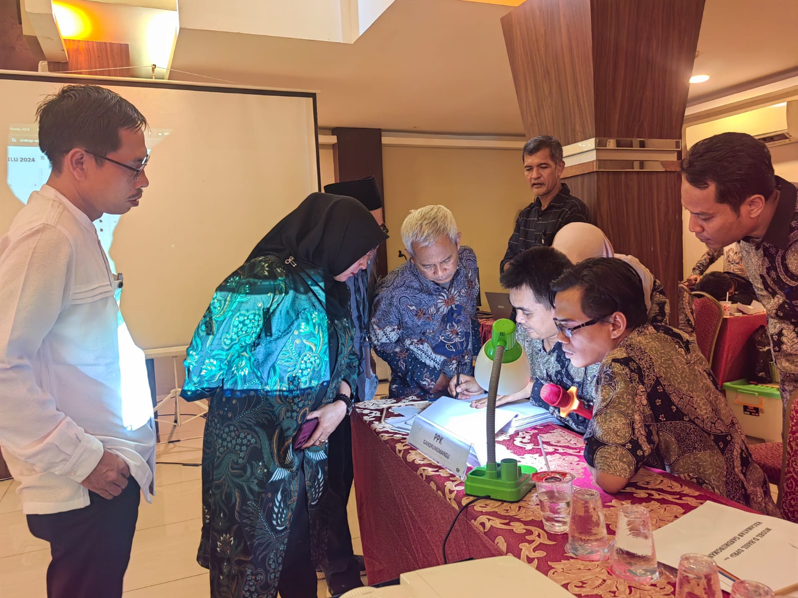 Bawaslu Kabupaten Cilacap lakukan Pengawasan Rekapitulasi Penghitungan Suara di Tingkat Kabupaten