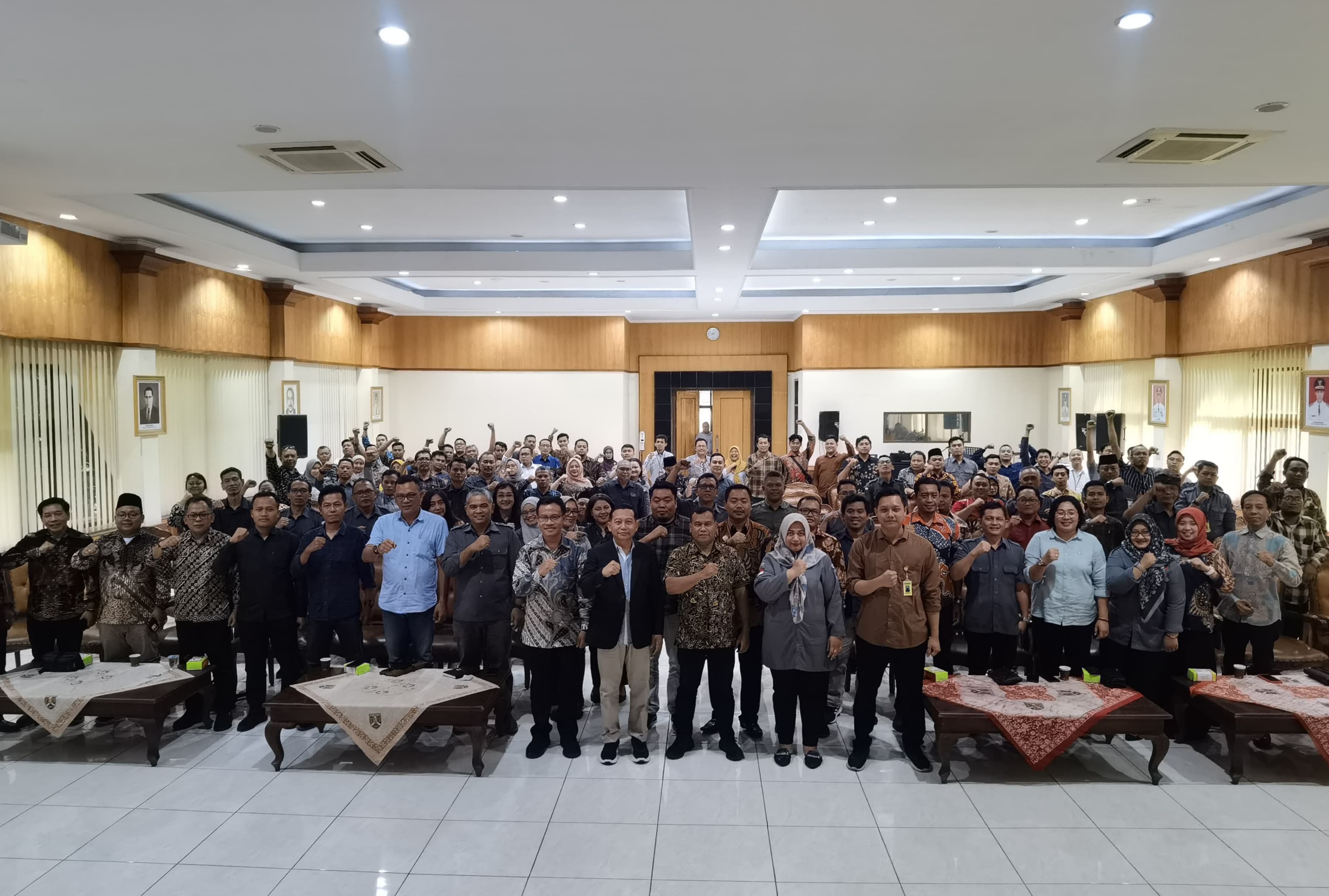 Ketua Bawaslu Cilacap Soim Ginanjar dan Anggota Bawaslu Cilacap Any Sulistyowati, sedang mengikuti Sosialisasi Monitoring dan Evaluasi Keterbukaan Informasi Publik Tahun 2024