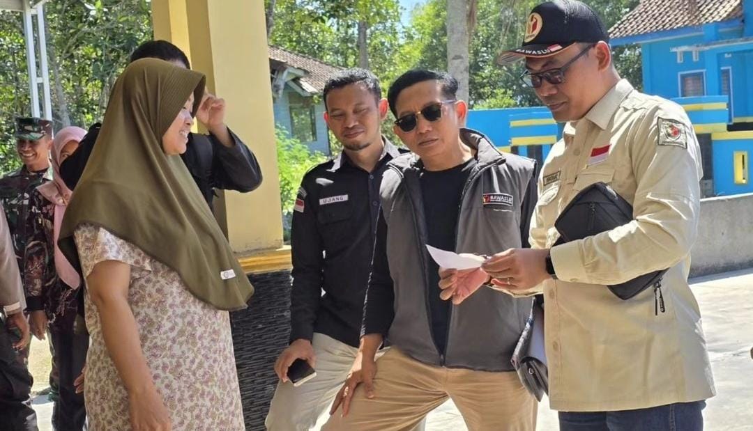 Pastikan pencocokan dan penelitian data pemilih sesuai prosedur, Bawaslu Jateng bersama Bawaslu Cilacap lakukan “uji petik” di Kecamatan Kampunglaut
