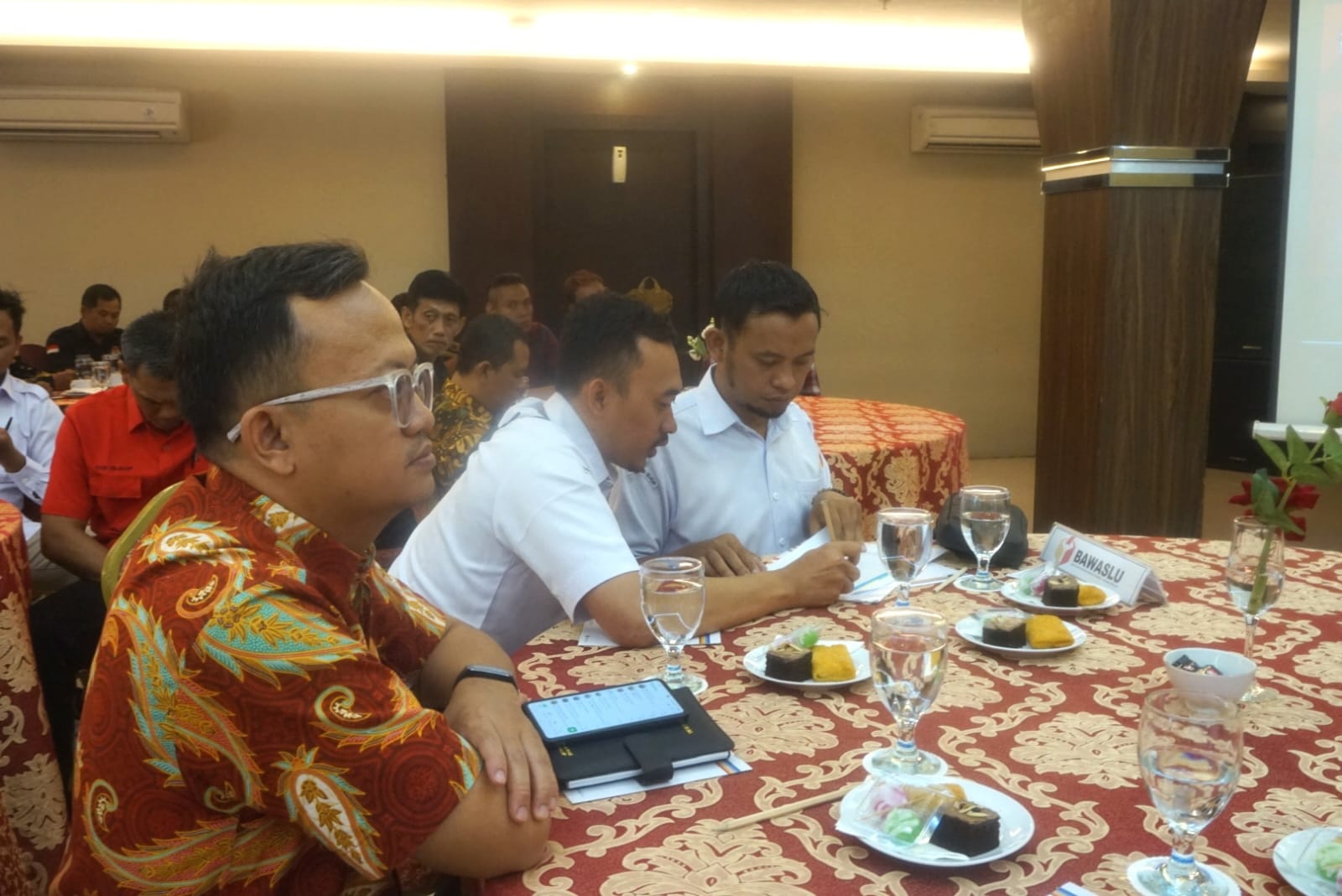 Anggota Bawaslu Kabupaten Cilacap sedang melakukan pengawasan pleno terbuka dpt
