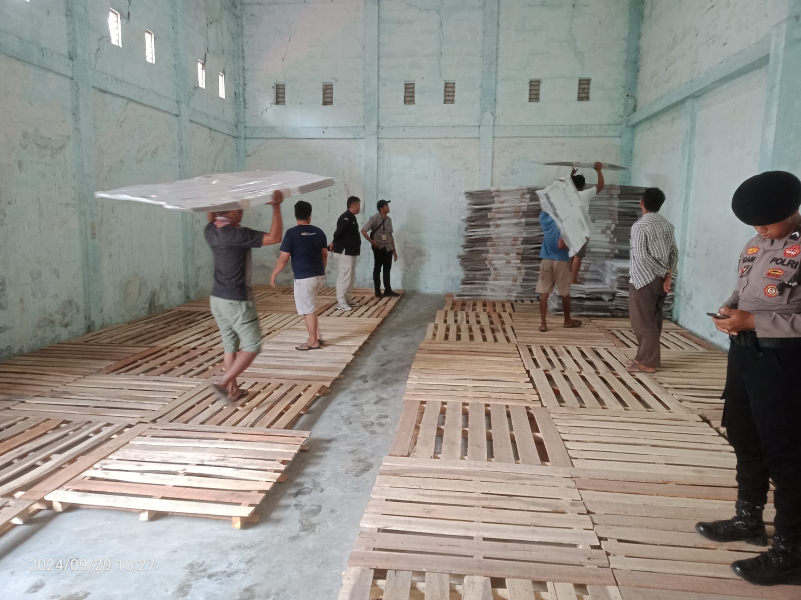 Pengawasan Kedatangan Logistik Kotak Suara Pemilihan di Gudang KPU Jl. Ketapang