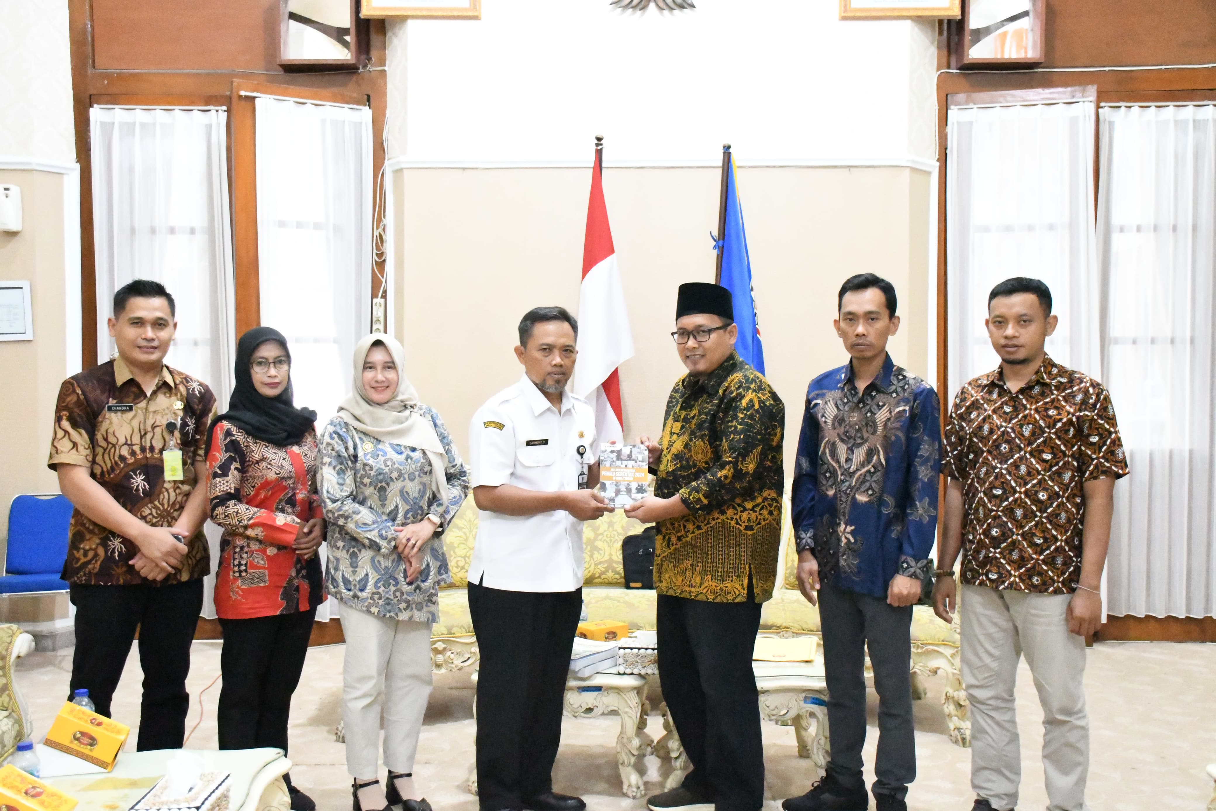 Dokumentasi Penyerahan Laporan HIbah Pilkada