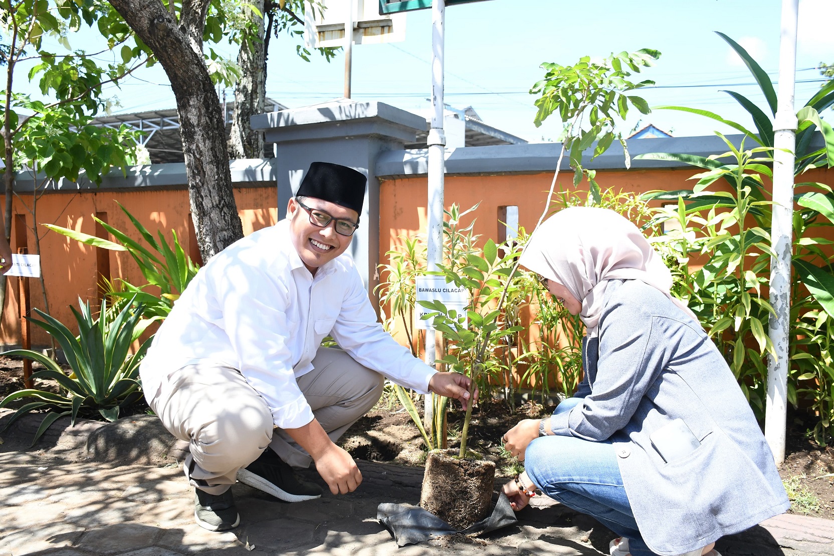 32 Ribu APK Ditertibkan Selama Pemilihan 2024 di Cilacap, Bawaslu Desak Pemilu Lebih Ramah Lingkungan  Sumber Artikel berjudul "32 Ribu APK Ditertibkan Selama Pemilihan 2024 di Cilacap, Bawaslu Desak Pemilu Lebih Ramah Lingkungan"