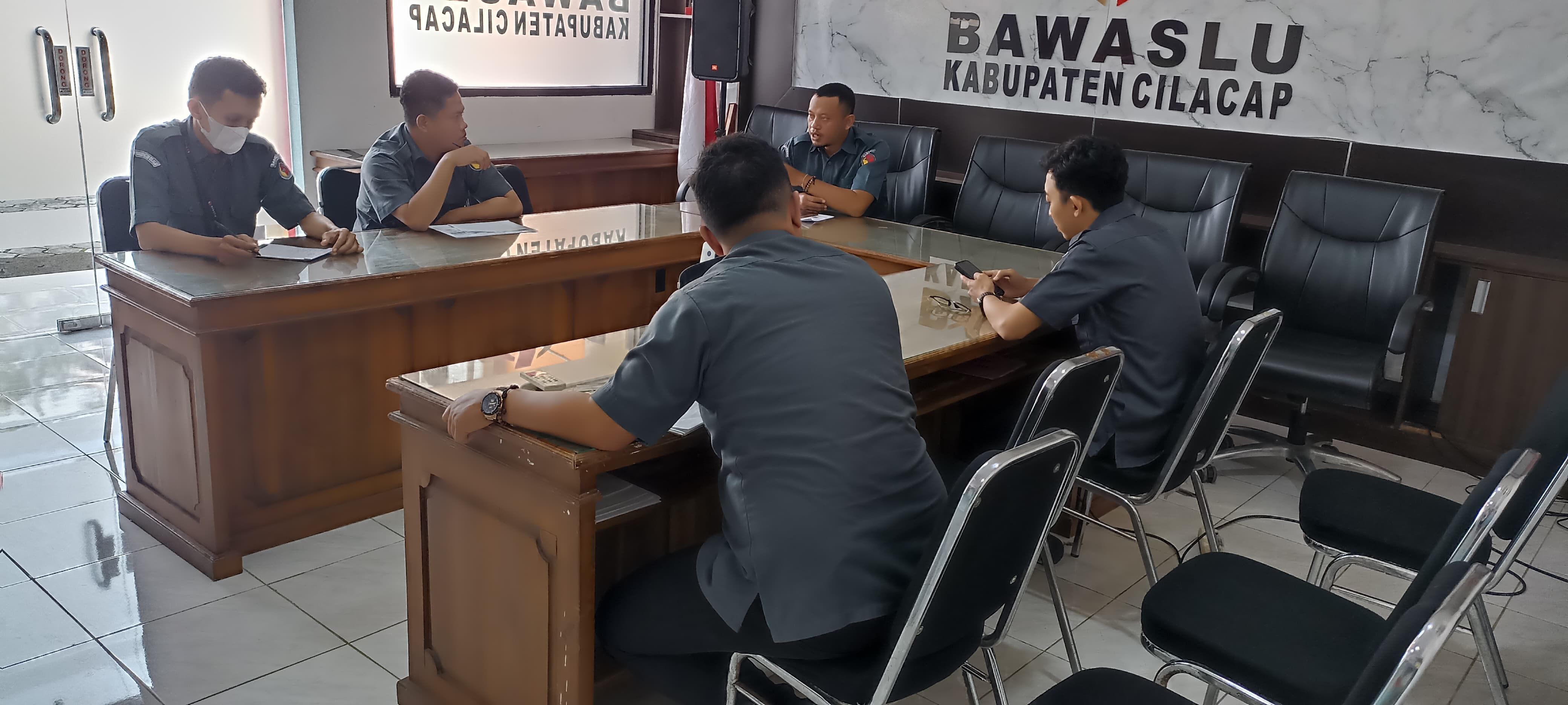 Koordinator Divisi Pencegahan, Partisipasi Masyarakat, dan Humas Ujang Taufik (ketiga kiri) memberikan arahan kepada sekretariat di Kantor Bawaslu Cilacap, Selasa (8/7/2025)/foto: Humas Bawaslu Cilacap.