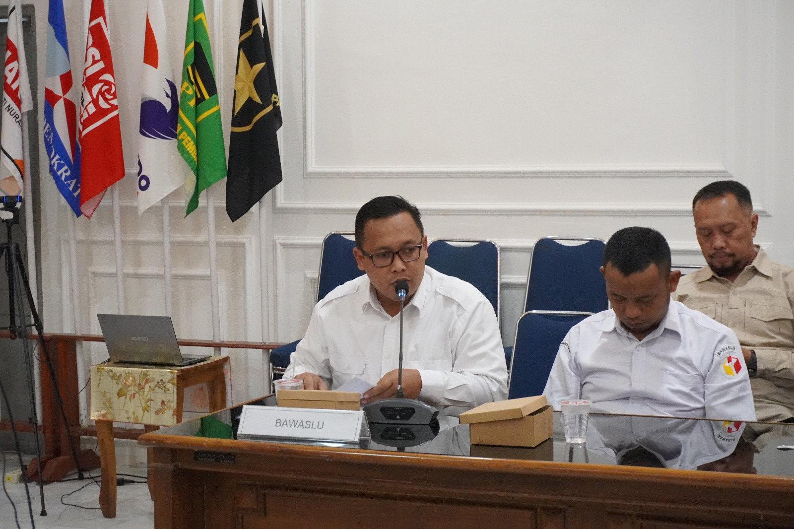 Ketua dan Anggota Bawaslu Cilacap; Soim Ginanjar dan Ujang Taufik (kiri ke kanan) menyampaikan masukan dalam Rapat pleno Rekapitulasi Daftar Pemilih Berkelanjutan Triwulan II Tahun 2025 di Kantor KPU Cilacap, Rabu (2/7/2025)/foto: Humas Bawaslu Cilacap.