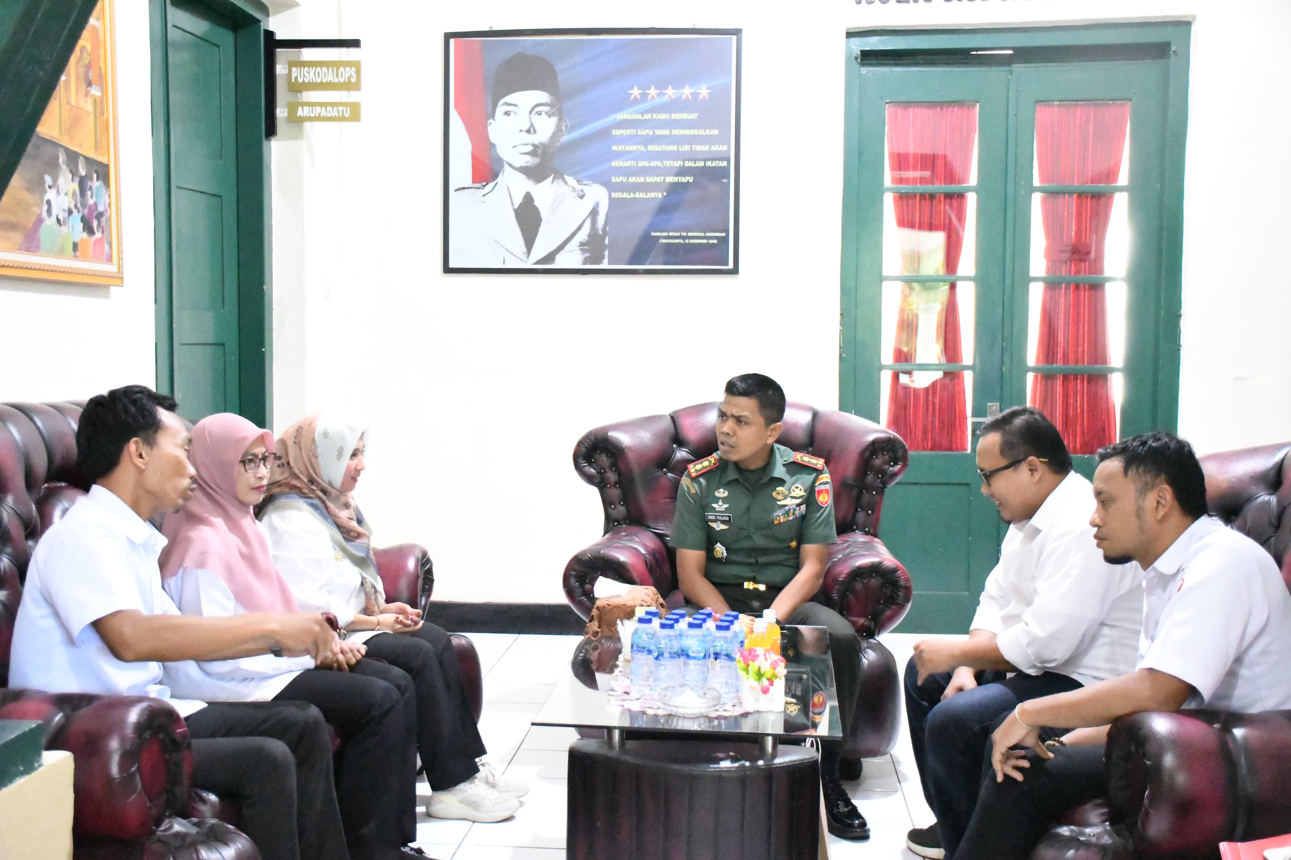 Lima pimpinan Bawaslu Cilacap (baju putih) bersilaturahmi dengan Dandim Cilacap di Makodim Cilacap, 11 April 2025/foto: Humas Bawaslu Cilacap.