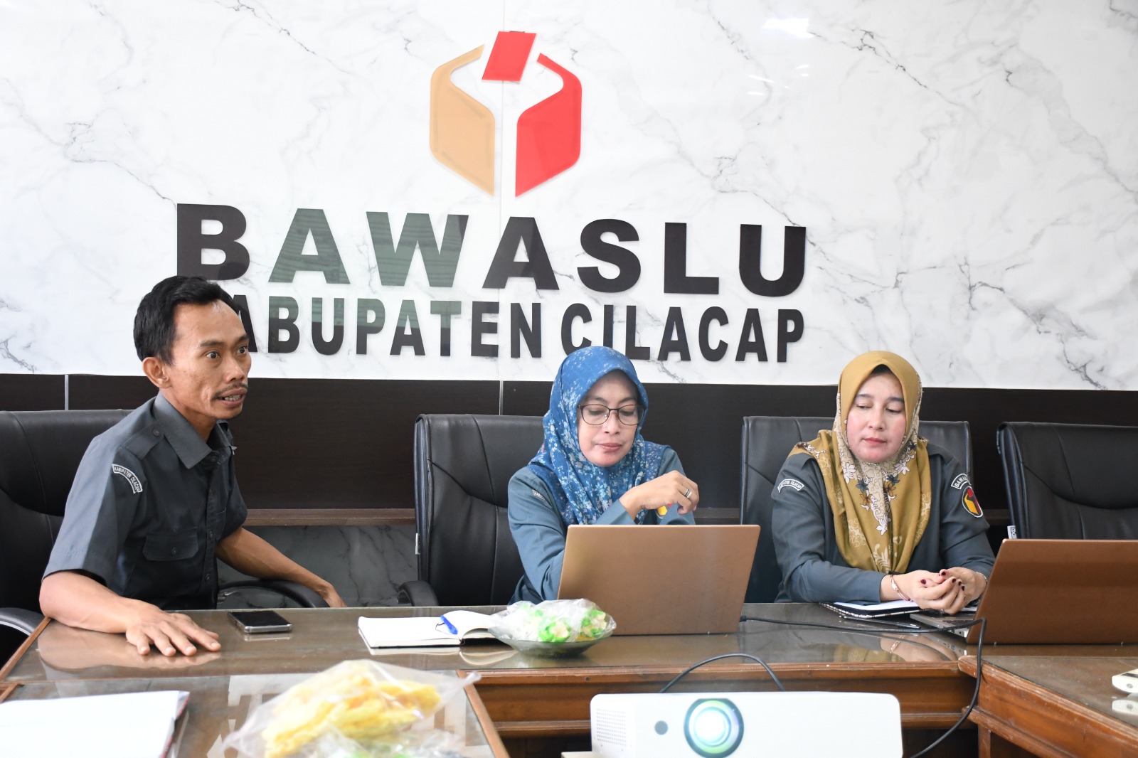 Tiga pimpinan Bawaslu Cilacap (ki-ka) Suyatno, Any Sulistyowaty, Nuryanti memimpin rapat Penataan Arsip dan Digitalisasi Dokumen di Kantor Bawaslu Cilacap, Senin (14/7/2025)/foto: Humas Bawaslu Cilacap.