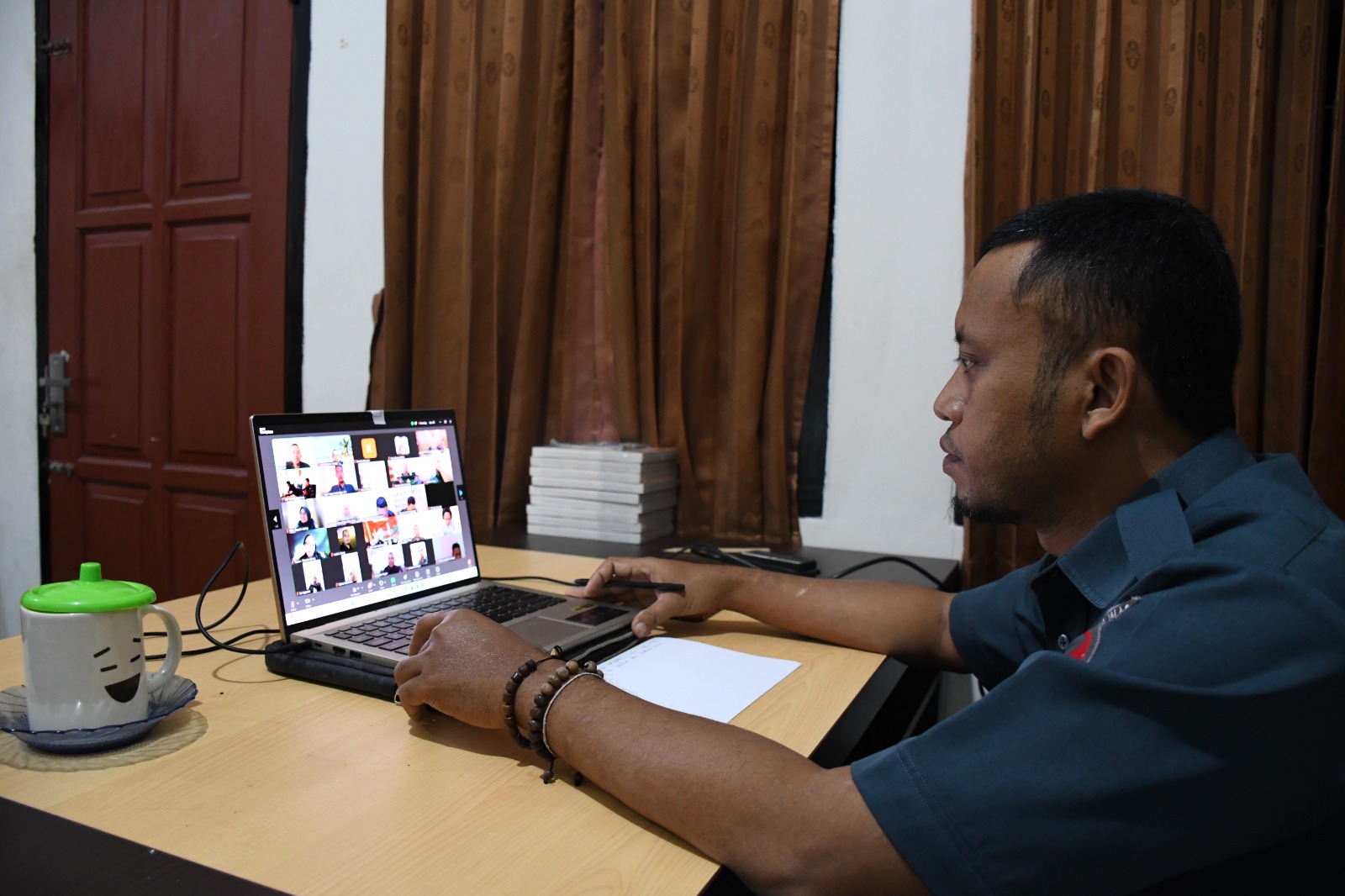 Anggota Bawaslu Cilacap Ujang Taufik mengikuti rapat evaluasi pengawasan PDPB Triwulan II yang digelar Bawaslu Provinsi Jawa Tengah melalui daring, Senin (14/7/2025)/foto: Humas Bawaslu Cilacap