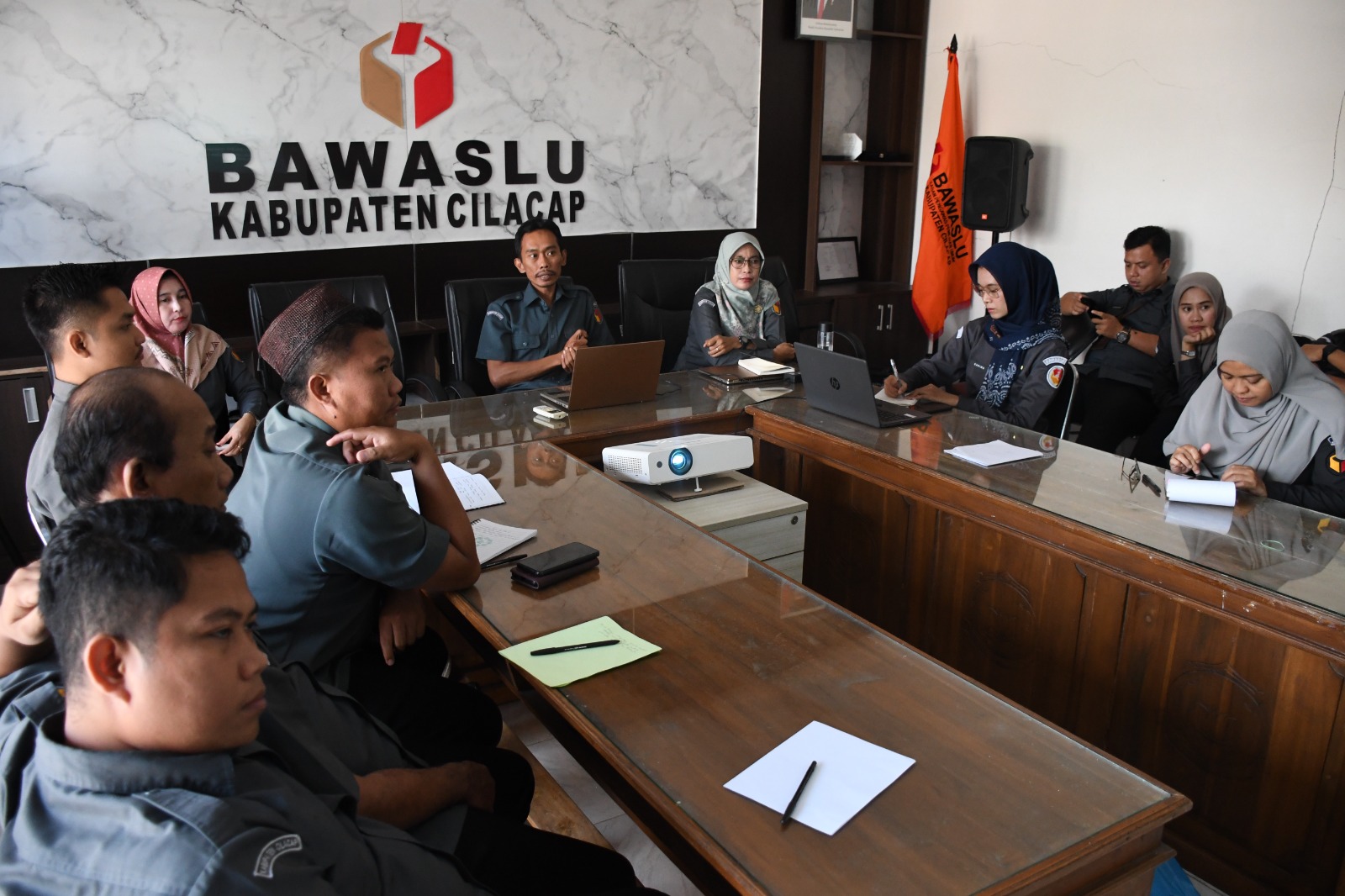 Suasana diskusi hukum di Kantor Bawaslu Kabupaten Cilacap, Selasa (15/7/2025)/foto: Humas Bawaslu Cilacap