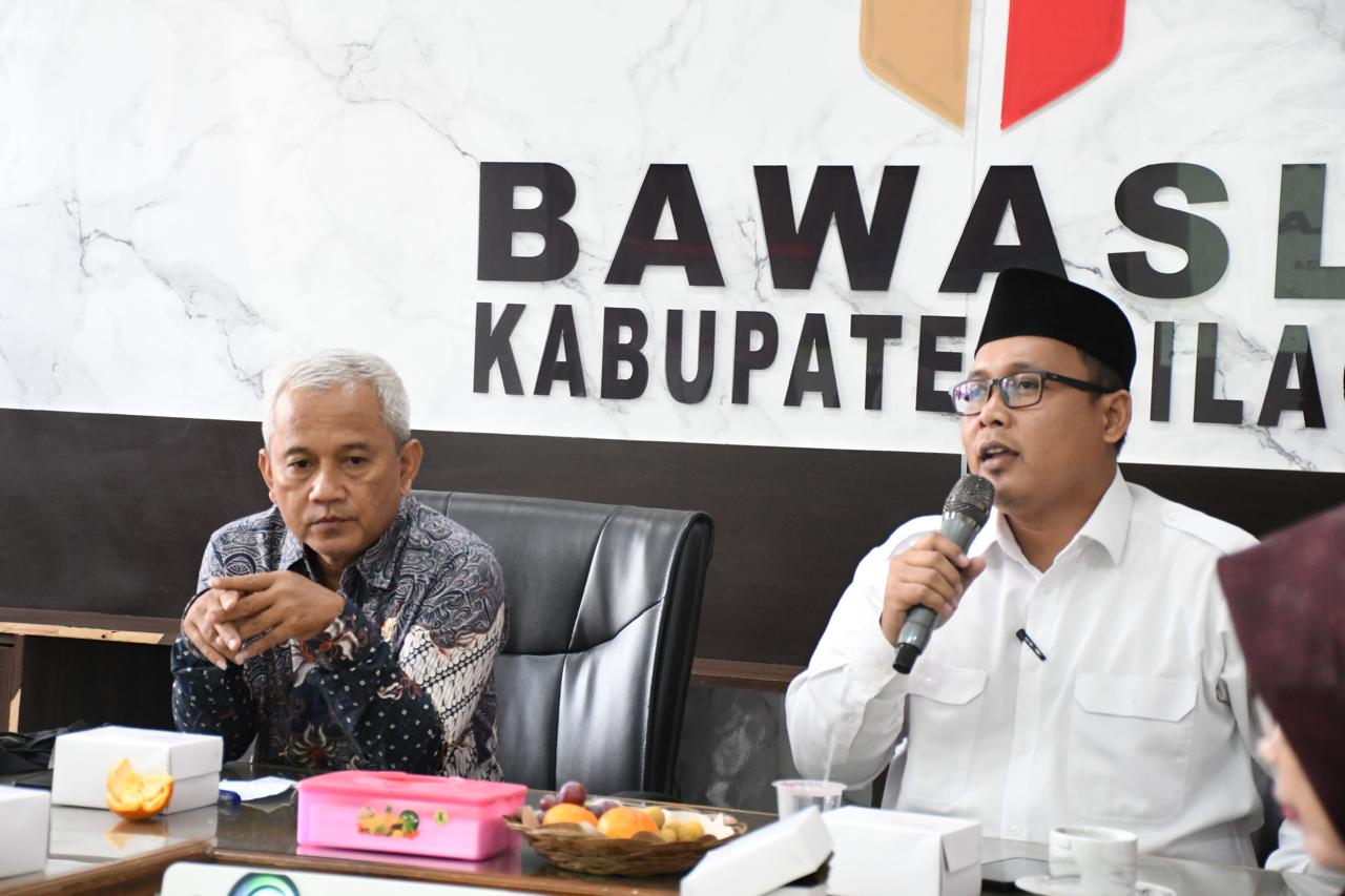 Ketua Bawaslu Cilacap Soim Ginanjar (kanan) memberikan sambutan dalam audiensi di Kantor Bawaslu Cilacap, Rabu (16/7/2025)/foto: Humas Bawaslu Cilacap