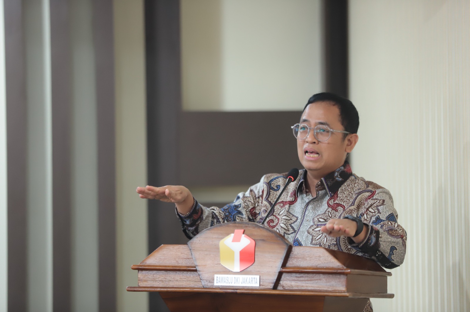 Anggota Bawaslu Puadi menjadi narasumber dalam forum Jaringan Demokrasi Indonesia dengan tema ‘Transformasi Sistem Pemilu Indonesia, Memahami Putusan MK dan Implikasinya bagi Demokrasi’, di Bawaslu DKI Jakarta, Rabu (16/7/2025)/foto: Publikasi dan Pemberitaan Bawaslu