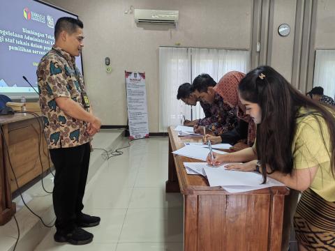 Penandatanganan SPK Staf Teknis Non PNS Panwaslu Kecamatan Se-Kabupaten Cilacap