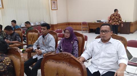 Soim Ginanjar dan Any Sulistyowati sedang mengikuti sosialisasi monev keterbukaan informasi publik bawaslu RI