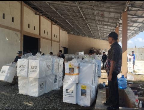Pengawasan pengosongan kotak suara di gudang Ketapang hari ke 3
