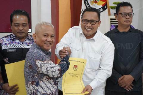 Ketua Bawaslu Cilacap Soim Ginanjar (kemeja putih) menerima salinan Berita Acara Pleno Rekapitulasi PDPB Triwulan II dari Ketua KPU Cilacap Weweng Maretno