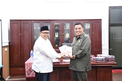 Ketua Bawaslu Cilacap menyerahkan laporan hasil pengawasan pemilu dan pemilihan ke Kepala Kejaksaan Cilacap