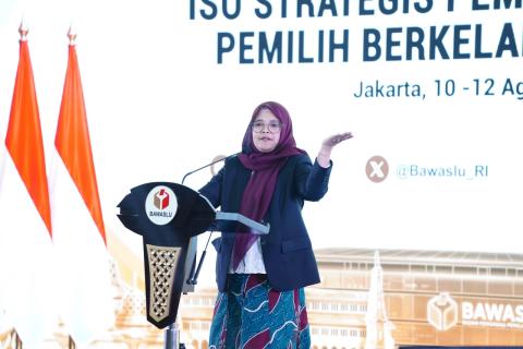 Anggota Bawaslu Lolly Suhenty saat memaparkan materinya pada Penyusunan Kerangka Pemetaan Kerawanan Isu Strategis Pemutakhiran Data Pemilih Berkelanjutan (PDPB) di Jakarta. Senin (10/8/2026) malam.