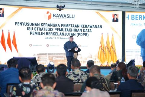 Ketua Bawaslu Rahmat Bagja dalam pembukaan kegiatan Penyusunan Kerangka Pemetaan Kerawanan Isu Strategis PDBP di Jakarta. Senin (10/8/2026) malam