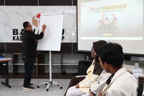 kelas demokrasi8