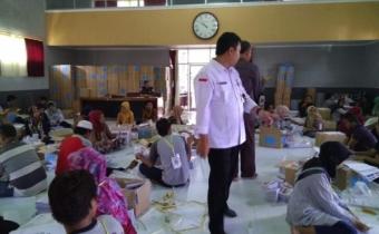 Bawaslu Cilacap Awasi Langsung Proses Lipat dan Sortir Surat Suara Pemilu 2019