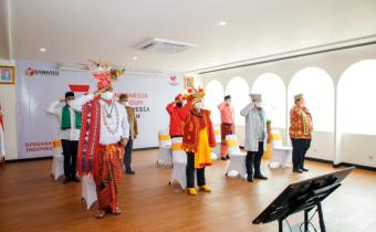 Kenakan Baju Adat Daerah, Ketua dan Anggota Bawaslu Ikuti Upacara Kemerdekaan HUT Ke-76 RI secara Virtual