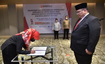 Lantik Delapan PAW Anggota Bawaslu Kabupaten/Kota, Bagja: Segera Adaptasi dengan Cepat