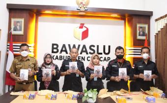 Launching buku sejarah pengawas pemilu dengan judul " Napak Tilas Sejarah Pengawas Pilkada dan Pemilu Kabupaten Cilacap 2004 - 2019