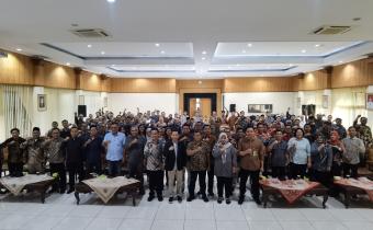 Ketua Bawaslu Cilacap Soim Ginanjar dan Anggota Bawaslu Cilacap Any Sulistyowati, sedang mengikuti Sosialisasi Monitoring dan Evaluasi Keterbukaan Informasi Publik Tahun 2024