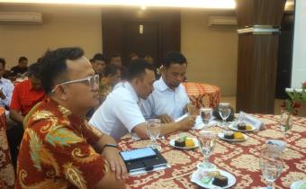 Anggota Bawaslu Kabupaten Cilacap sedang melakukan pengawasan pleno terbuka dpt