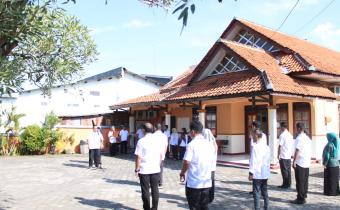 Pelaksanaan Apel HUT Bawaslu di Halaman Kantor Bawaslu Cilacap