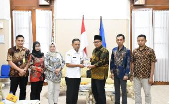 Dokumentasi Penyerahan Laporan HIbah Pilkada