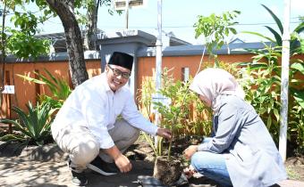 32 Ribu APK Ditertibkan Selama Pemilihan 2024 di Cilacap, Bawaslu Desak Pemilu Lebih Ramah Lingkungan  Sumber Artikel berjudul "32 Ribu APK Ditertibkan Selama Pemilihan 2024 di Cilacap, Bawaslu Desak Pemilu Lebih Ramah Lingkungan"