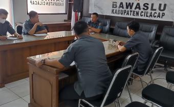 Koordinator Divisi Pencegahan, Partisipasi Masyarakat, dan Humas Ujang Taufik (ketiga kiri) memberikan arahan kepada sekretariat di Kantor Bawaslu Cilacap, Selasa (8/7/2025)/foto: Humas Bawaslu Cilacap.