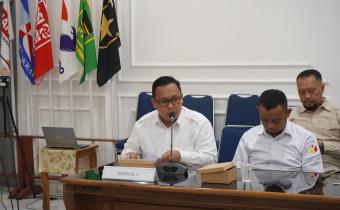 Ketua dan Anggota Bawaslu Cilacap; Soim Ginanjar dan Ujang Taufik (kiri ke kanan) menyampaikan masukan dalam Rapat pleno Rekapitulasi Daftar Pemilih Berkelanjutan Triwulan II Tahun 2025 di Kantor KPU Cilacap, Rabu (2/7/2025)/foto: Humas Bawaslu Cilacap.
