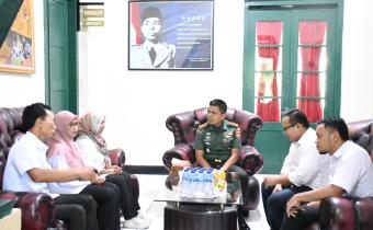 Lima pimpinan Bawaslu Cilacap (baju putih) bersilaturahmi dengan Dandim Cilacap di Makodim Cilacap, 11 April 2025/foto: Humas Bawaslu Cilacap.