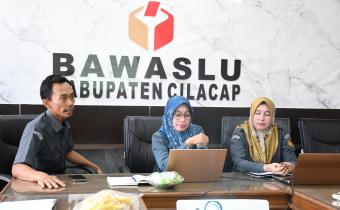 Tiga pimpinan Bawaslu Cilacap (ki-ka) Suyatno, Any Sulistyowaty, Nuryanti memimpin rapat Penataan Arsip dan Digitalisasi Dokumen di Kantor Bawaslu Cilacap, Senin (14/7/2025)/foto: Humas Bawaslu Cilacap.