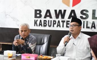 Ketua Bawaslu Cilacap Soim Ginanjar (kanan) memberikan sambutan dalam audiensi di Kantor Bawaslu Cilacap, Rabu (16/7/2025)/foto: Humas Bawaslu Cilacap
